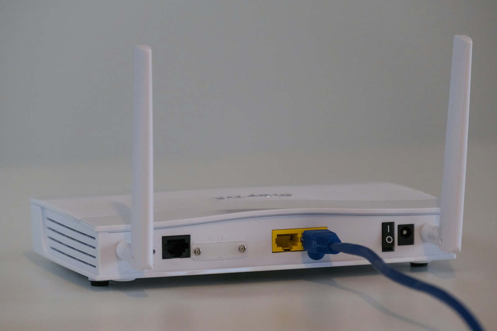 Router Wi-Fi com cabo de rede ligado, exemplo de internet estável para IPTV Portugal