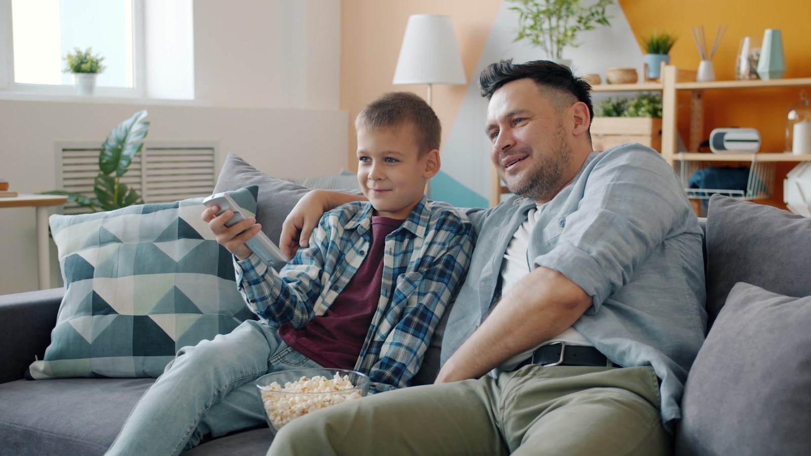 Família a preparar a TV para ver futebol com IPTV em casa