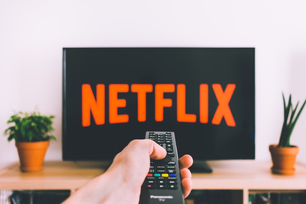 Smart TV ligada a mostrar conteudo em streaming, exemplo de IPTV em Portugal