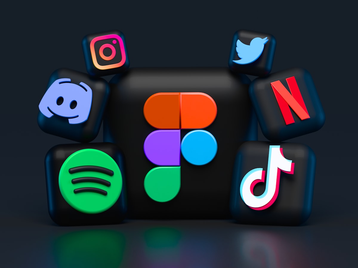 Ecra de televisao com interface de app de streaming mostrando uma playlist de canais IPTV