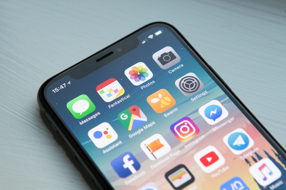 Mão a segurar telemóvel com interface de streaming