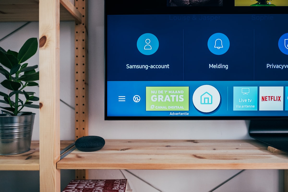 Familia a ver televisao em Portugal com IPTV numa Smart TV